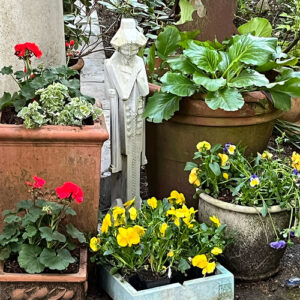 Heidi’s Pots, Plants, and Yard Art in Washington