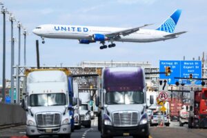 United Airlines just tweaked its profit outlook for the year. It’s still not enough for the stock.