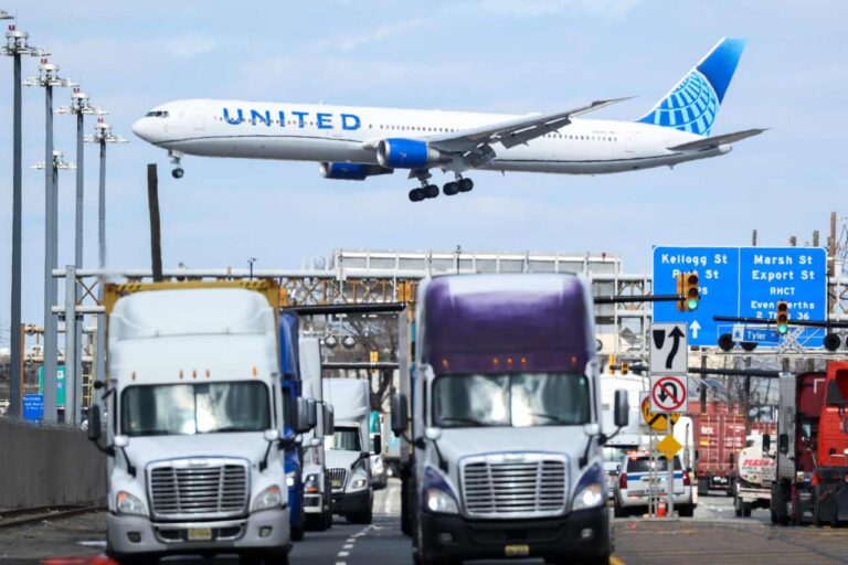 United Airlines just tweaked its profit outlook for the year. It’s still not enough for the stock.