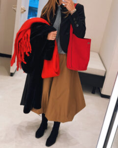 Accessories Focus: How to Work One Unexpected Color Into a Minimal Outfit