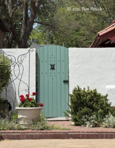 Garden gate charm – Digging