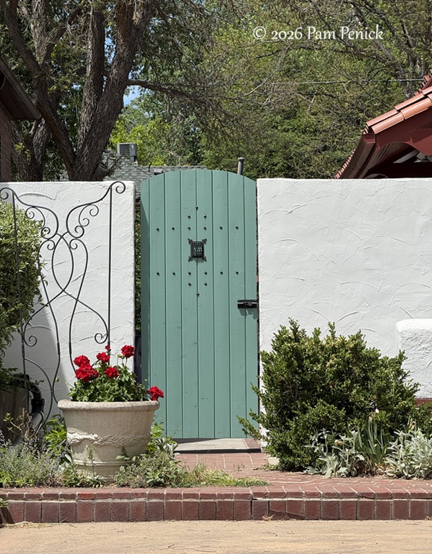 Garden gate charm – Digging